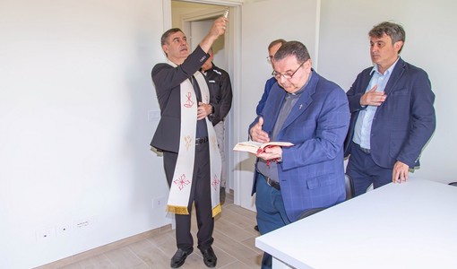 Il cardinale Repole benedice gli alloggi Il cardinale Repole benedice gli alloggi
