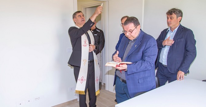 Il cardinale Repole benedice gli alloggi