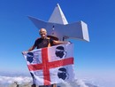 Giuseppe Mei sul Viso Mozzo con la bandiera della Sardegna