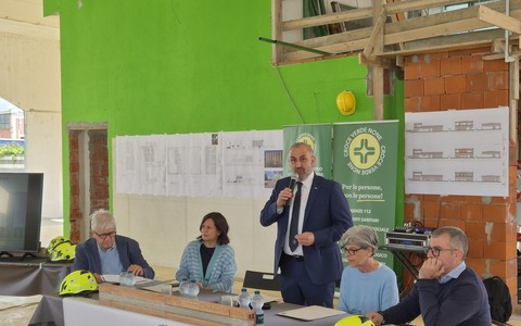 Il presidente Luca Ferrua in piedi