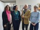 Franco Senestro all’inaugurazione della mostra a None, con, da sinistra, Paola Difino, Caterina Greco e Loredana Brussino