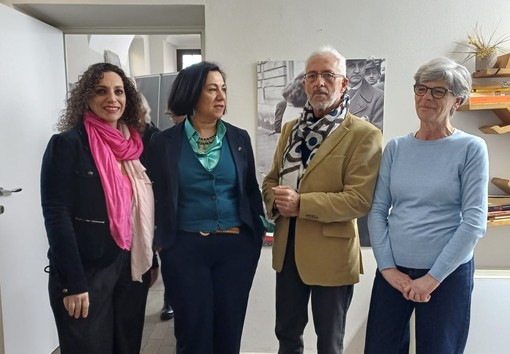 Franco Senestro all’inaugurazione della mostra a None, con, da sinistra, Paola Difino, Caterina Greco e Loredana Brussino