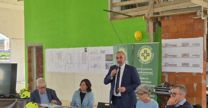 Luca Ferrua, al centro, alla presentazione della nuova sede Luca Ferrua, al centro, alla presentazione della nuova sede