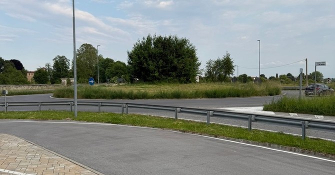 La rotonda con l’erba tagliata