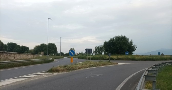 L’Anas taglia l’erba ad Osasco ma per ora solo nelle cuspidi