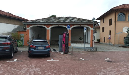 Osasco, la colonnina ‘contestata’ cambia posto: via dal centro storico entro giugno