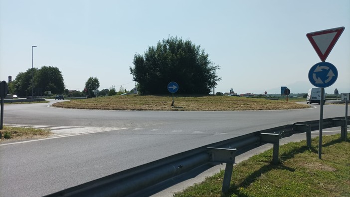 Erba alta alle rotonde di Osasco: dopo il trattore, entra in azione l’Anas