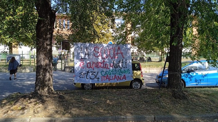 Striscione contro il decreto scuola al Pinerolo 3-4: rimosso e poi rimesso Striscione contro il decreto scuola al Pinerolo 3-4: rimosso e poi rimesso