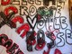 Lo striscione con il messaggio minatorio