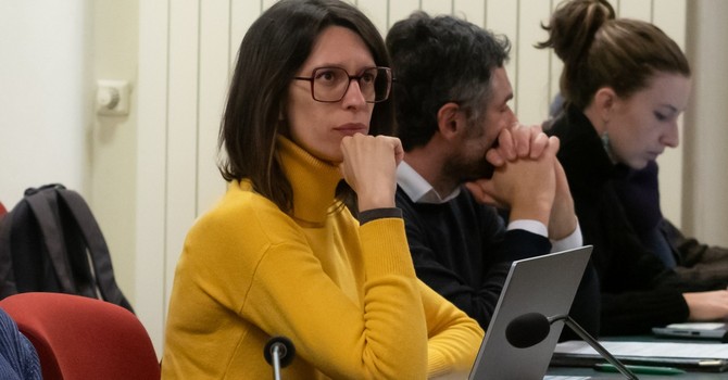Francesca Costarelli, in primo piano, sui banchi della Giunta (foto di Christian Bosio)
