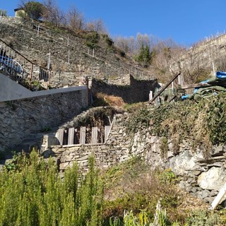 Il versante roccioso sopra il concentrico di Pomaretto