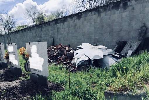 Porte: “Le coperture delle bare estumulate sono abbandonate contro il muro del cimitero”