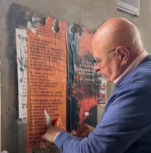 Munito di spruzzino e raschietto: consigliere comunale elimina i manifesti abusivi Munito di spruzzino e raschietto: consigliere comunale elimina i manifesti abusivi