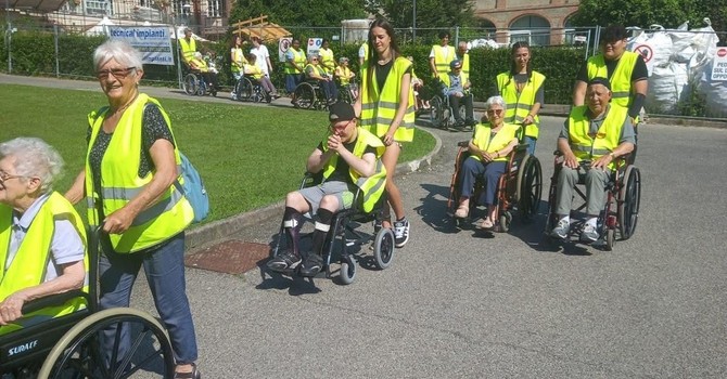 I volontari e gli ospiti della Casa dell’ Anziano diretti al mercato I volontari e gli ospiti della Casa dell’ Anziano diretti al mercato