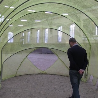 Patrick Losano dentro un’opera di Hilario Isola