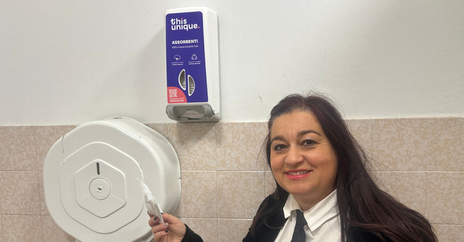 Lia Bianco a fianco del dispenser Lia Bianco a fianco del dispenser