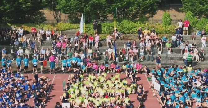 Le campionesse premiano i campioni delle Abbadiadi Le campionesse premiano i campioni delle Abbadiadi