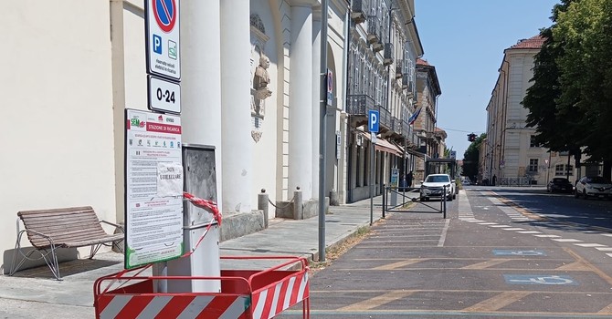 Pinerolo: colonnina per la ricarica di auto elettriche danneggiata da un mezzo Pinerolo: colonnina per la ricarica di auto elettriche danneggiata da un mezzo