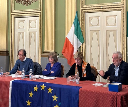 Giovanni Trinchieri, primo a sinistra, in un incontro del Mfe pinerolese