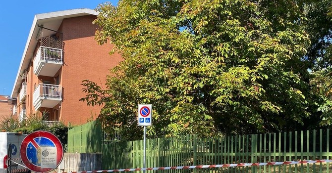 Pinerolo: realizzati oggi gli stalli di sosta per disabili davanti alla Silvio Pellico