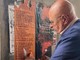 Munito di spruzzino e raschietto: consigliere comunale elimina i manifesti abusivi