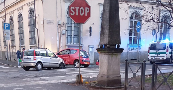 Scontro tra auto fra via Battisti e via Marro a Pinerolo Scontro tra auto fra via Battisti e via Marro a Pinerolo