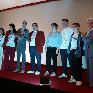 Luciano Bruno, quarto da sinistra e parte del cast di ‘Viola’