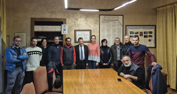 I nuovi rappresentanti con al centro il sindaco Luca Salvai e la vice Francesca Costarelli I nuovi rappresentanti con al centro il sindaco Luca Salvai e la vice Francesca Costarelli