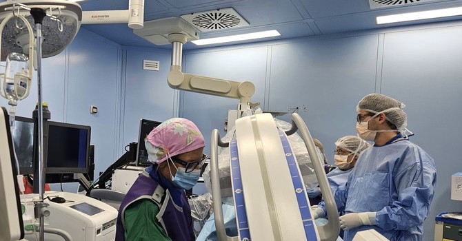 Mentre i medici lo operano al cuore, lui cammina in montagna