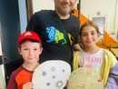 Roberto Pino con due dei bambini che hanno realizzato le decorazioni lunari per la nuova festa perosina