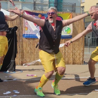 Un naso rosso in piazza Roma a Pinerolo per far nascere sorrisi