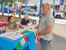 Il banchetto allestito in via Chiappero a Pinerolo