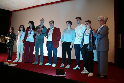 Luciano Bruno, quarto da sinistra e parte del cast di ‘Viola’