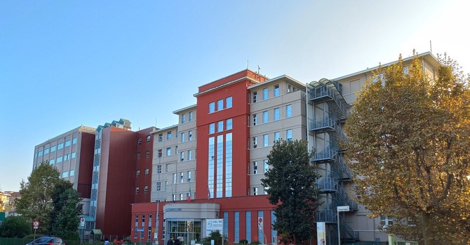 Ospedale di Pinerolo: cambia l’accesso alle camere mortuarie per il cantiere per la torre dissipativa