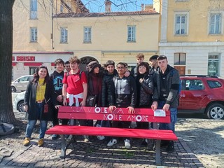 L’inaugurazione delle panchine rosse