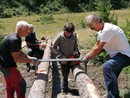 I volontari della manutenzione dei sentieri al lavoro I volontari della manutenzione dei sentieri al lavoro
