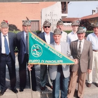 Emanuele Libra, in prima fila a destra con gli alpini