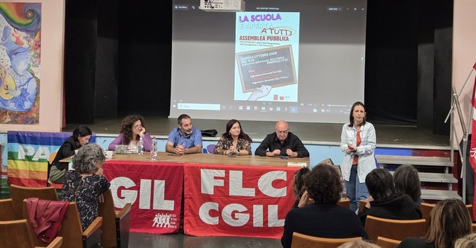 Dopo lo striscione rimosso, la Cgil lancia l’iniziativa delle targhe con l’articolo 34 della Costituzione Dopo lo striscione rimosso, la Cgil lancia l’iniziativa delle targhe con l’articolo 34 della Costituzione