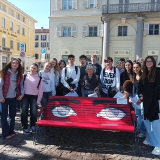 L’inaugurazione delle panchine rosse