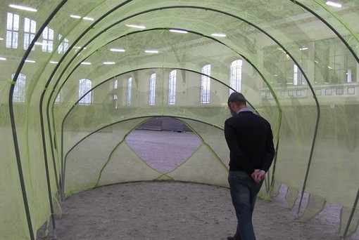 Patrick Losano dentro un’opera di Hilario Isola