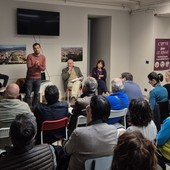 Luca Salvai durante il suo intervento nella sede del Pd Luca Salvai durante il suo intervento nella sede del Pd