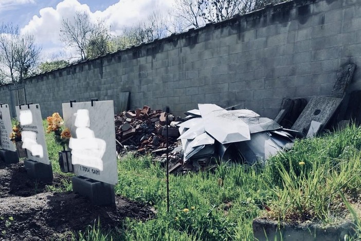 Porte: “Le coperture delle bare estumulate sono abbandonate contro il muro del cimitero”