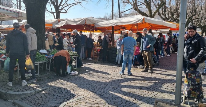 Voci dal mercato di Pinerolo: “Bisogna risistemare i banchi e dare servizi efficienti alla clientela”