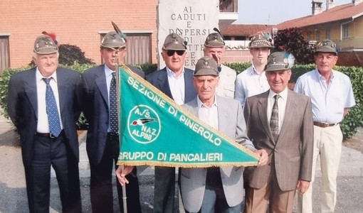Emanuele Libra, in prima fila a destra con gli alpini