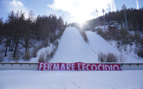 Blitz di Extinction Rebellion a Pragelato: “Le montagne non sono un parco giochi” [FOTO]