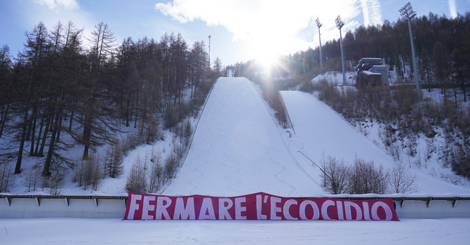 Blitz di Extinction Rebellion a Pragelato: “Le montagne non sono un parco giochi” [FOTO]