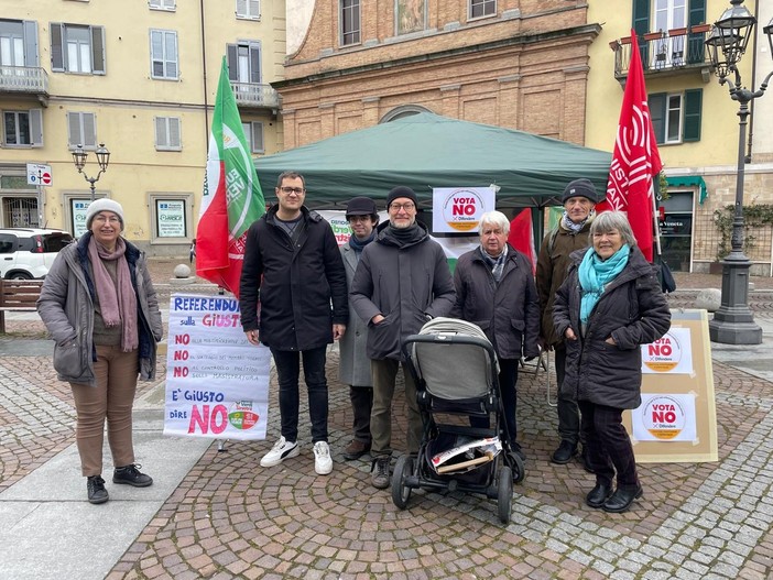 Un banchetto di Avs durante la campagna referendaria Un banchetto di Avs durante la campagna referendaria