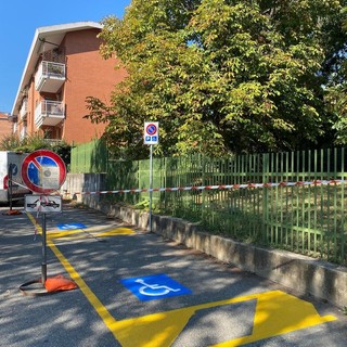 Pinerolo: realizzati oggi gli stalli di sosta per disabili davanti alla Silvio Pellico