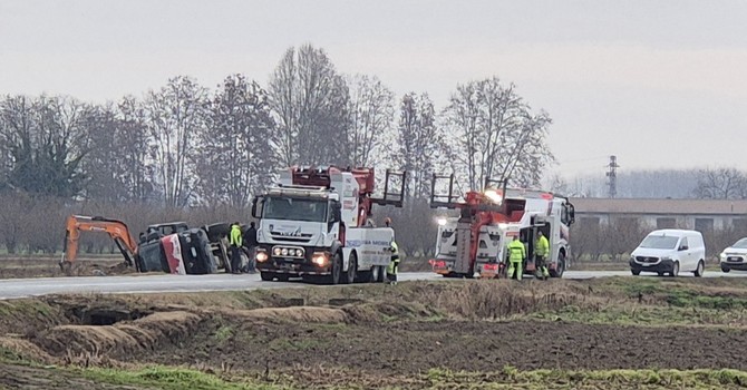 Pancalieri: camion fuori strada in direzione Vigone