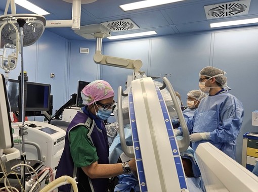 Mentre i medici lo operano al cuore, lui cammina in montagna